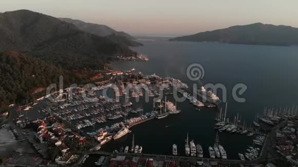 港口豪华大型游轮的鸟瞰图豪华班轮在度假小镇的海湾日落视频的预览图