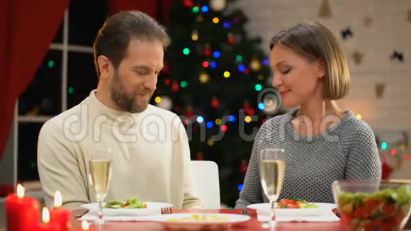 男人小心翼翼地吻着女人的手在圣诞前夜有一个浪漫的约会相爱的一对视频的预览图