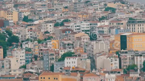 漂亮的红色屋顶有许多卫星天线和空调来自加拉塔塔的拥挤的伊斯坦布尔城市鸟瞰图视频的预览图