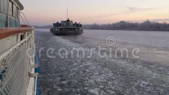 货物轮渡带着货物漂浮在结冰的大河上打破了薄冰视频的预览图