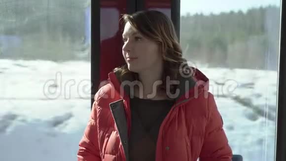 微笑轻松的女人坐火车旅行视频的预览图