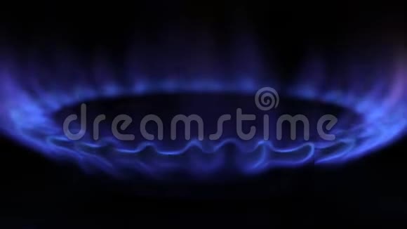 在黑暗中蓝色的火焰燃烧着打开煤气炉视频的预览图