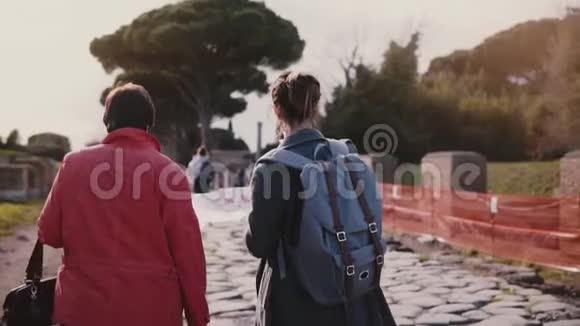 年轻的高加索女游客导游展示意大利奥斯蒂亚古色古香的遗迹一位高级女游客慢动作视频的预览图