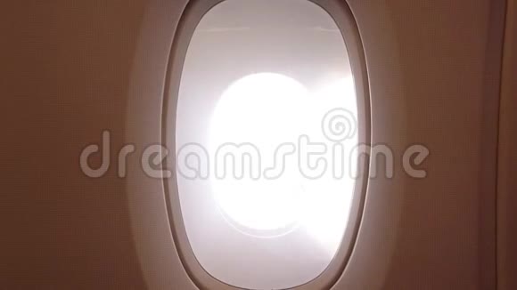 蓝天白云从机舱窗口视频的预览图