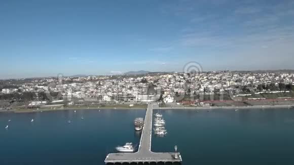 海中码头的鸟瞰图希腊的NeaMihanionaThessaloniki无人驾驶飞机向外移动视频的预览图