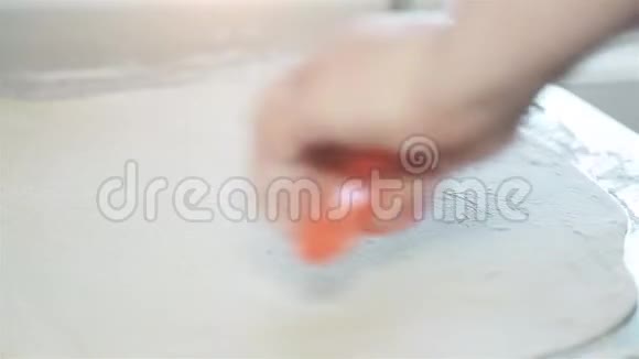 女面包师她的手把面团揉在厨房的桌子上视频的预览图