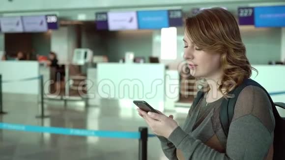 旅行者女在出发前站在机场在机场背包的女孩视频的预览图