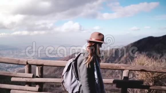 美丽的慢动作镜头年轻的欧洲女性旅行博主沿着维苏威火山路径慢动作视频的预览图
