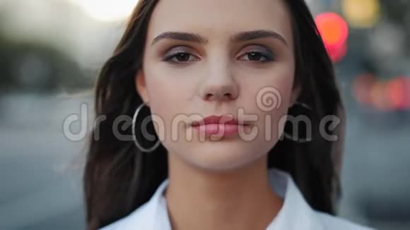 年轻皮肤治疗微笑女孩自然化妆视频的预览图