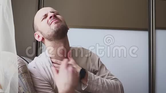对脖子和肩膀过敏患有牛皮癣的人正在触摸他的干燥瘙痒和鳞片皮肤的脖子视频的预览图