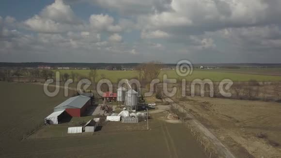 从鸟瞰一个小型私人农场视频农业用地与无人机或四架直升机筒仓拖拉机和机库视频的预览图