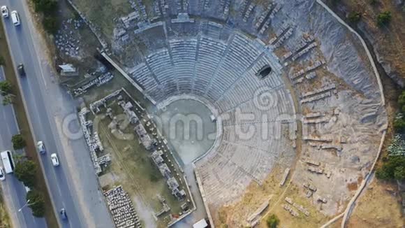 从上面可以看到哈利卡纳索斯古城博德鲁姆度假村的圆形剧场空中录像视频的预览图
