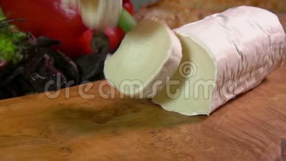 几块羊奶酪和白模视频的预览图