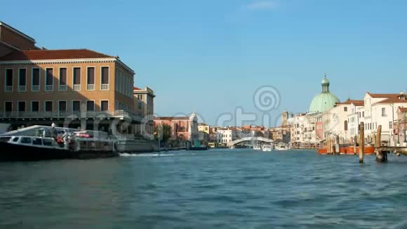 意大利威尼斯加多拉斯和船的运河4k视频视频的预览图