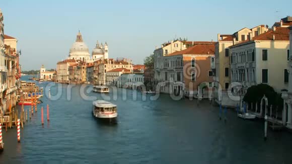 意大利威尼斯加多拉斯和船的运河4k视频视频的预览图