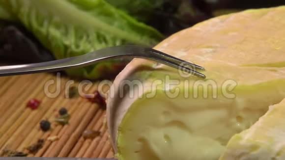 叉子和刀子举起一块羊奶酪视频的预览图