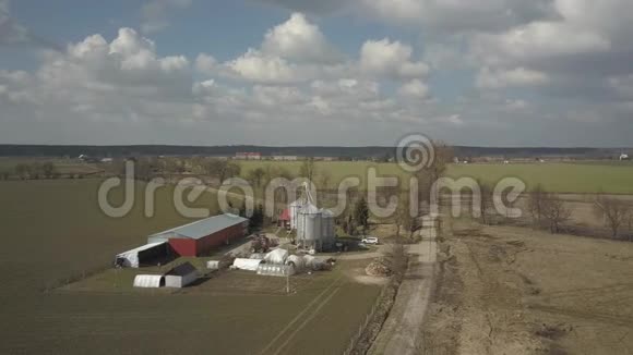 从鸟瞰一个小型私人农场视频农业用地与无人机或四架直升机筒仓拖拉机和机库视频的预览图