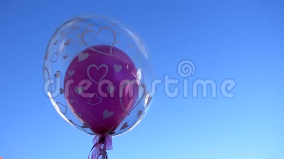 婚礼气球在风中飘扬视频的预览图