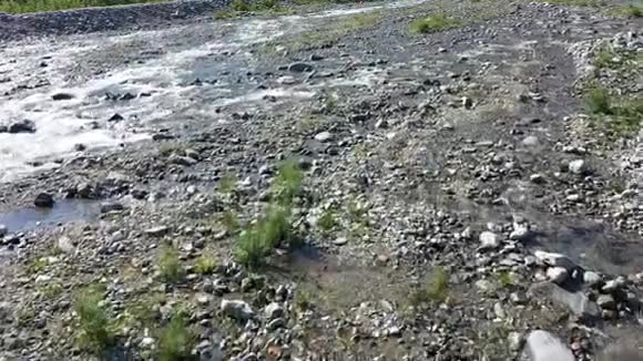 飞过一条山河的无人机低空射击视频的预览图