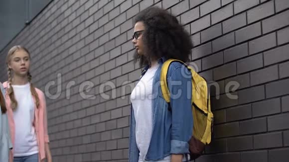 高中生嘲笑美国黑人青少年戴眼镜缺乏安全感视频的预览图