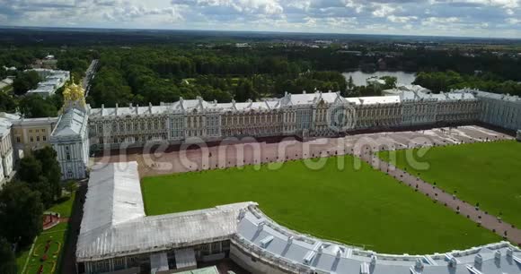 从俄罗斯TsarskoePushkin凯瑟琳宫殿的无人机顶上观看视频的预览图