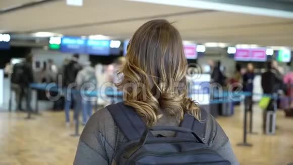 旅行者女在出发前站在机场在机场背包的女孩视频的预览图