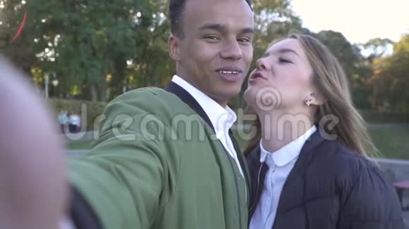 美丽的白种人女孩亲吻她的非裔美国男友视频的预览图