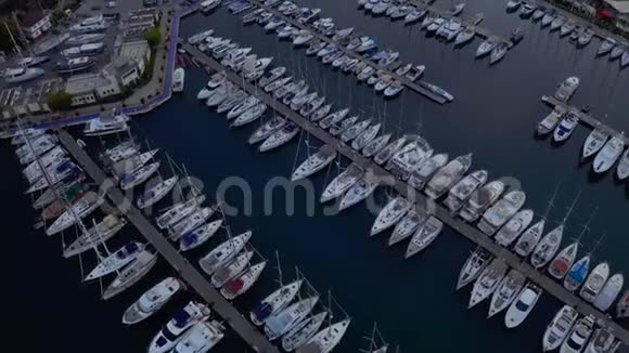早上飞越一艘停泊在埃里港的精英游艇从上面看视频的预览图