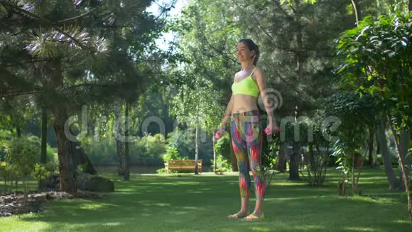 微笑健身女人用哑铃锻炼视频的预览图