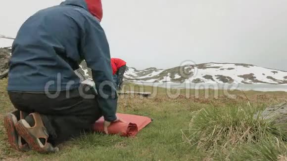 徒步旅行者收拾垫子挪威视频的预览图