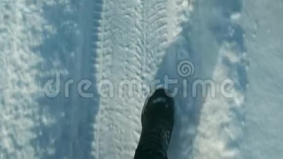 雄脚在雪道上行走视频的预览图