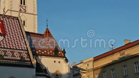 屋顶上有克罗地亚和萨格勒布标志的圣马克教堂视频的预览图