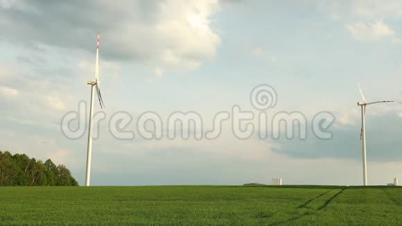 风力涡轮机发电与彩色多云天空视频的预览图