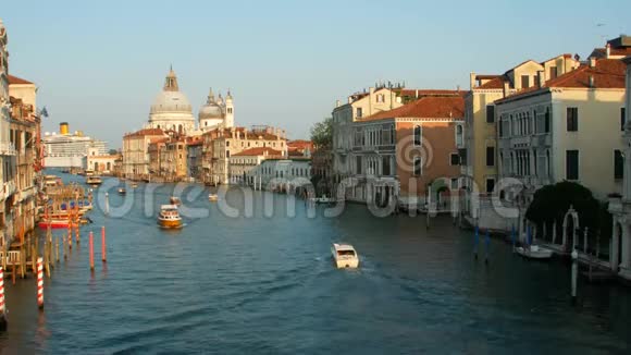 当游客漫步在狭窄的街道上时船漂浮在意大利威尼斯许多后运河上视频的预览图