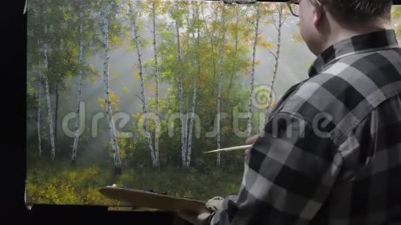 从事绘画工作的艺术家视频的预览图