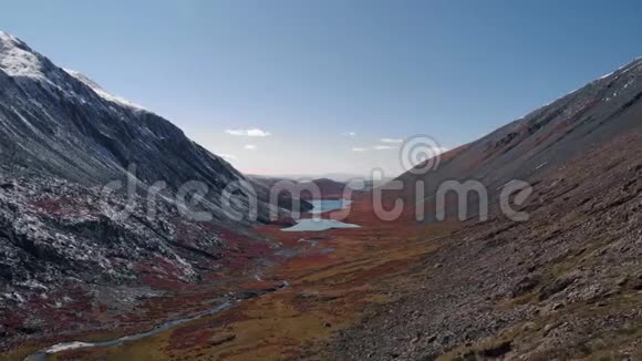湖和山阿尔泰复制品空中景观视频的预览图