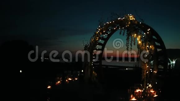 一个圆形拱门在码头上装饰着花环视频的预览图