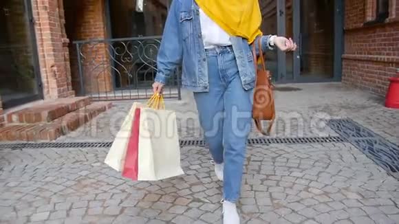 年轻漂亮的穆斯林妇女购物后拿着购物袋视频的预览图