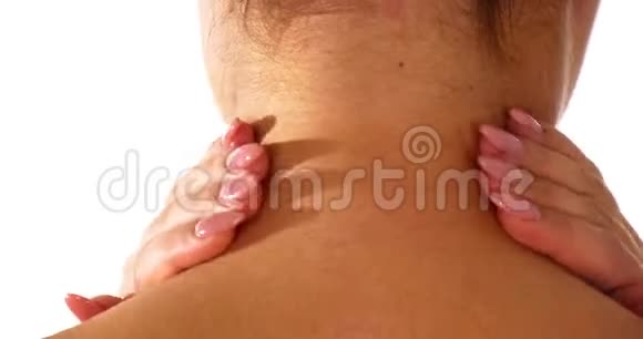 女人脖子疼脖子也按摩视频的预览图