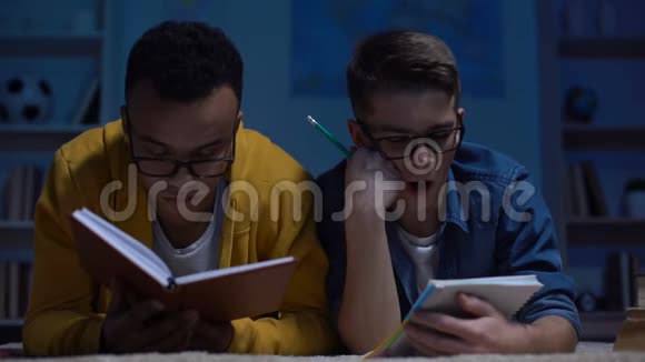 超载的十几岁学生在考试前深夜入睡最后期限视频的预览图