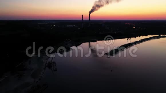 工业工厂管道周围的横向飞行蒸汽烟气生产能源综合专业视频的预览图