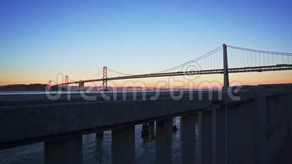 加州旧金山日落时海湾大桥的多利拍摄视频的预览图