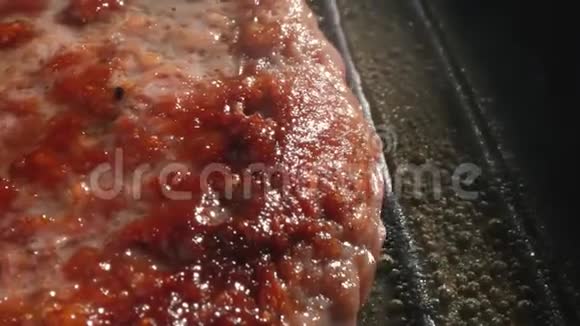 做汉堡包牛肉或猪肉切块烤在网格上慢动作高清高清视频的预览图