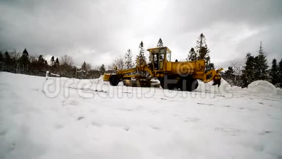 拖拉机清雪汽车清雪视频的预览图