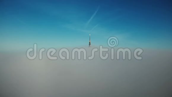 诺曼底日出时在蒙圣米歇尔黄金城堡尖顶上飞来飞去视频的预览图