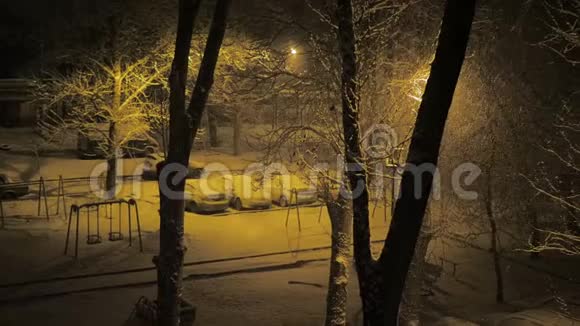 夜晚的住宅院子里覆盖着雪下雪了视频的预览图