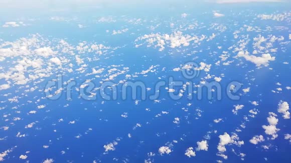 在一次飞行中从上面拍摄的海洋上空的云层视频视频的预览图
