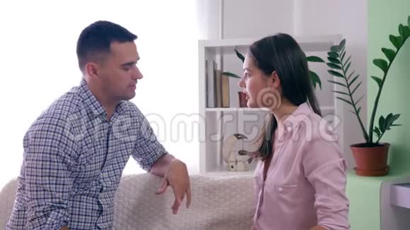 家庭争吵情绪化愤怒的女人在房间争吵时与配偶发誓和愤怒的手势视频的预览图