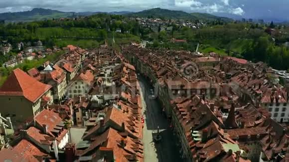低空飞越伯尔尼的老城区瓦房瑞士视频的预览图