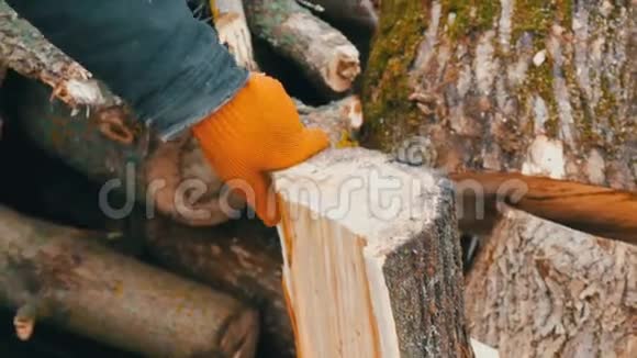 人手用斧子砍大木头和树干以备将来生火视频的预览图
